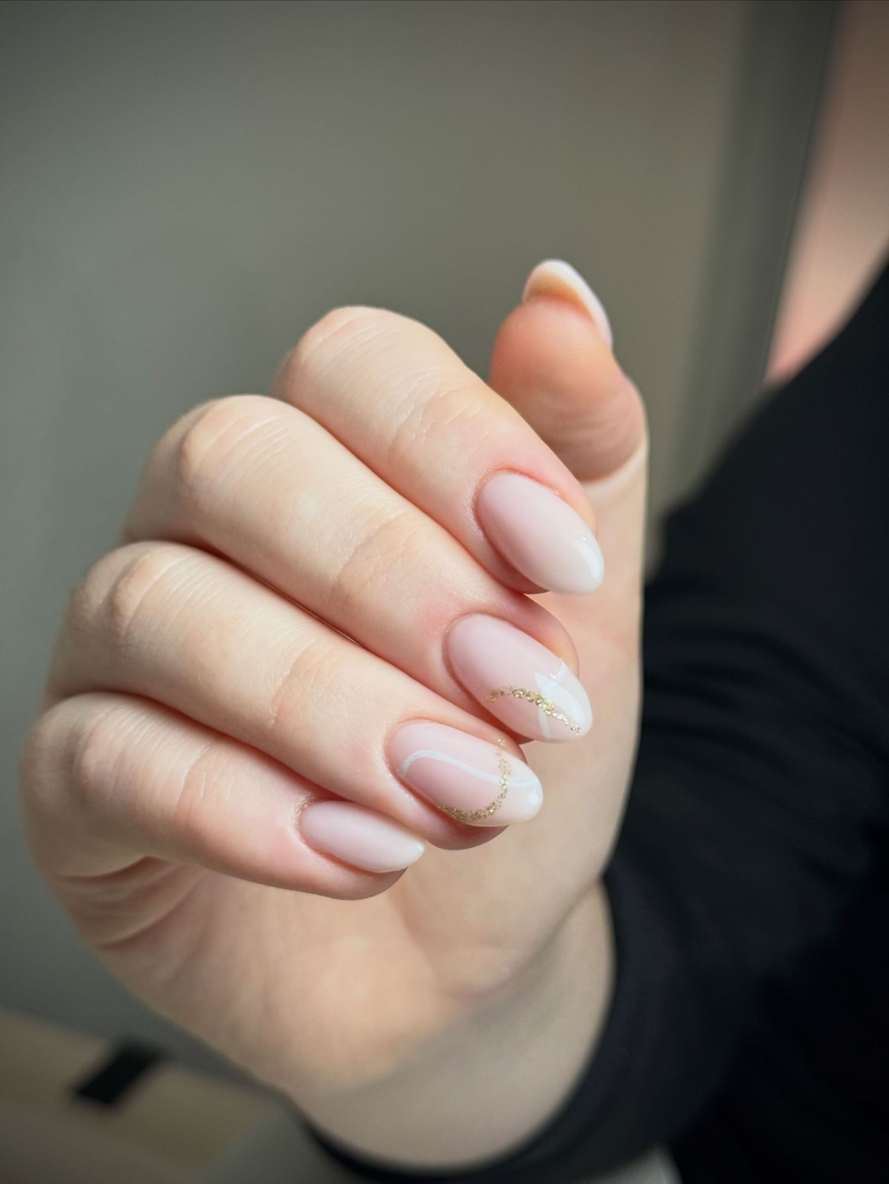 Manicura nude minimalista con trazo dorado