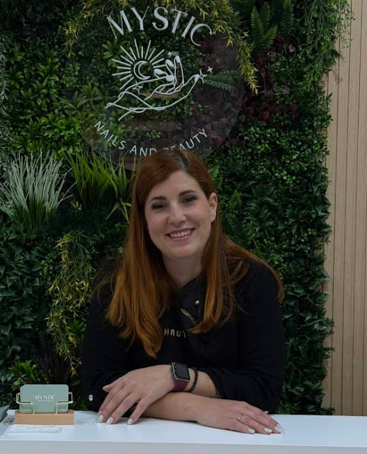 Fundadora de Mystic Nails & Beauty en el estudio